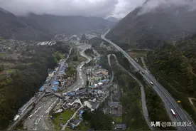 铺在天上的雅西高速，创造多个不可能，便捷了大西南群山中的交通图片