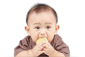 每次吃饭都像“打仗”，培养娃自主吃饭其实并不难，做好5点即可图片