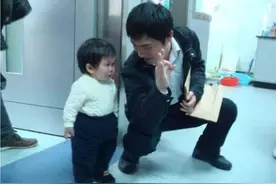 这个男孩33岁了，却被父母送进幼儿园，只因为他身高只有74厘米图片