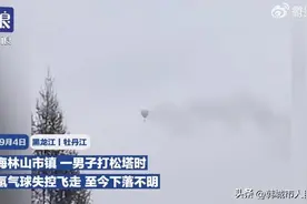 网传一工人坐氢气球打松塔不慎飘走 警方：人未找到图片