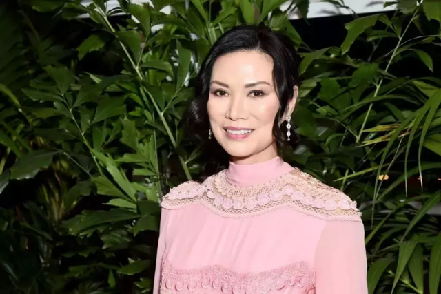 飞机上,邓文迪恰好与默克多新闻集团董事布鲁斯邻座.