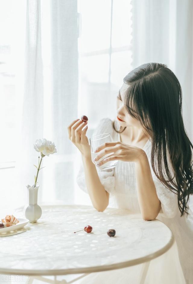 情感故事：荒漠中偶遇小夏，三年后，我拥她入怀