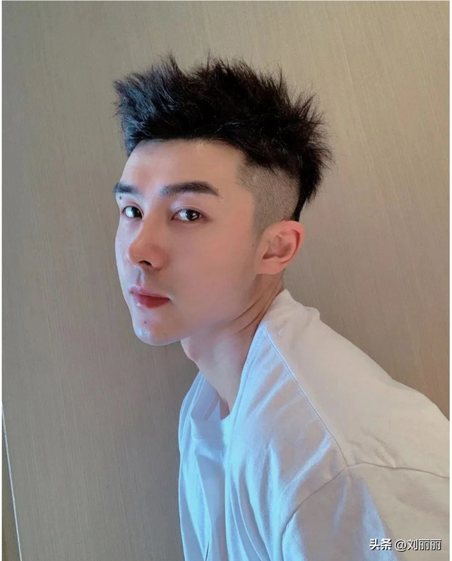 男生发型设计与脸型搭配图片,男士发型别乱剪,最帅还是这3种,简单立体