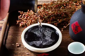 一杯白酒相当于多少啤酒？怎样喝才公平？牢记这2点，拼酒不吃亏图片