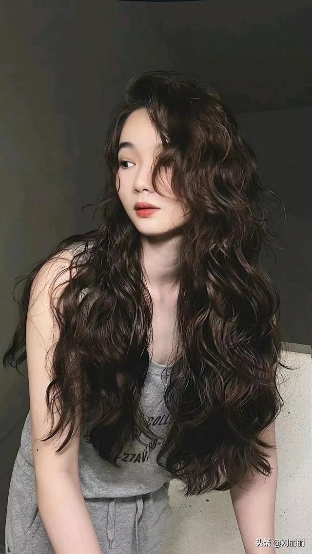 刘丽丽女人天生就特别的爱美,不论是穿着还是发型上,总想试一试新款