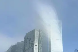 大连一高楼突然变得模糊，好像科幻特效，咋回事？图片
