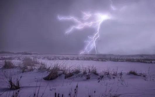 暴雪是冬季主要的灾害之一,而在冬天下雪又打雷实属罕见了,至少在我