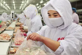 超市“冻鸡腿”那么便宜，从哪儿来的？能放心吃吗？员工说了实话图片