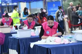 节后用工市场观察② | 会弹钢琴能说英语 25岁保姆月薪8千 重庆家政企业青睐年轻图片