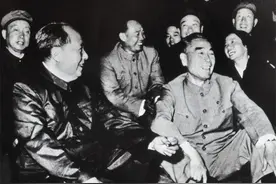 1956年毛主席在怀仁堂看戏，突然询问周恩来：老嫂子同桂荣在哪？图片