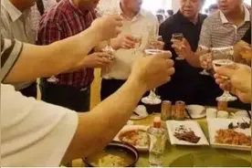 上海60后同学聚餐，所喝白酒引讨论，行家：好酒，还是老一辈会喝图片
