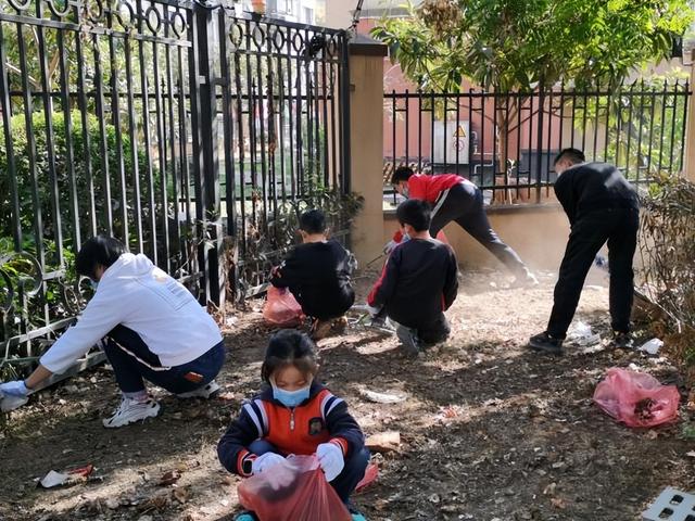东湖新技能开发区花山街道软件新城聪明社区“户外探索课堂”土壤改良活动开始啦