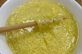 熬小米粥时，“最忌讳”直接下锅，多加这1步，米油浓厚粘稠好喝图片