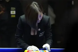 中国最美台球裁判，因穿着暴露惹争议图片