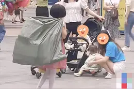 小女孩背大麻袋捡垃圾的“穷酸”一幕曝光，你的高高在上，真低级图片