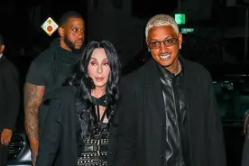 76岁雪儿约会36岁黑人高管，手牵手一起回家真甜，被猜“奶孙恋”图片