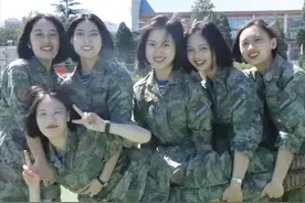 一群穿海魂衫的兵姐姐演绎“二十不惑”图片