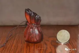 木雕手把件：钱袋子图片