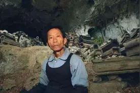 贵州背尸人：以背尸背棺材谋生，三天不吃不睡，在峭壁挂满棺材图片