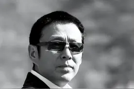 67岁陈道明驾豪车聚餐，两鬓斑白男神魅力不减，与友交谈气场强大图片