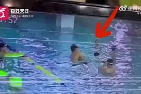 河南一游泳馆救生员强按女孩头部入水 方式粗暴已被开除图片
