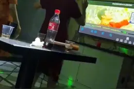 江苏一妈妈送女儿出嫁后，在KTV内开心跳舞，女儿看到后哭笑不得图片