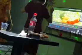 江苏一妈妈送女儿出嫁后，在KTV内开心跳舞，女儿看到后哭笑不得图片