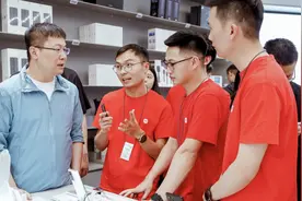卢伟冰管管吧，小米线下店贴膜服务遭吐槽：限制兑换次数多店无货图片