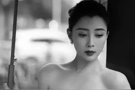 被前夫拖累，和国足前锋恋爱，43岁未婚的殷桃，为什么这么任性图片