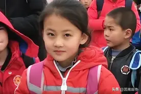 7岁女孩因一张笑脸走红，父母拒绝了百万的签约，两年后现状！图片