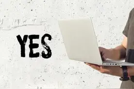 5名女子以女厕难等为由进入男厕，被经理请出来，“没人也不行”图片