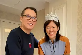 62岁郎平变胖了！一家5口美国跨年，饭菜清淡，71岁教授老公健硕图片