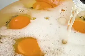 面粉打2个鸡蛋，筷子搅一搅，几分钟做一大锅，比油条还好吃图片
