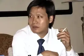 烟酒不离手，健康两边走？”雷军双马抽烟吗？刘强东没学会！图片