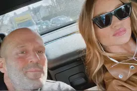 54岁杰森·斯坦森罕见同框34岁未婚妻，满脸温柔，二胎女儿肉嘟嘟图片