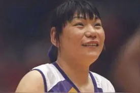 郑海霞：享受大校待遇，退役嫁给1米9街道临时工，如今成人生赢家图片