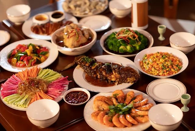 四川丈母娘给广东女婿做一桌子菜,小伙子却"嫌弃"不吃,为何?