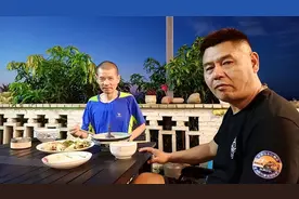 湖南大叔借钱带绝症好友游全国，称死路上就扛回去，今已平安归来图片