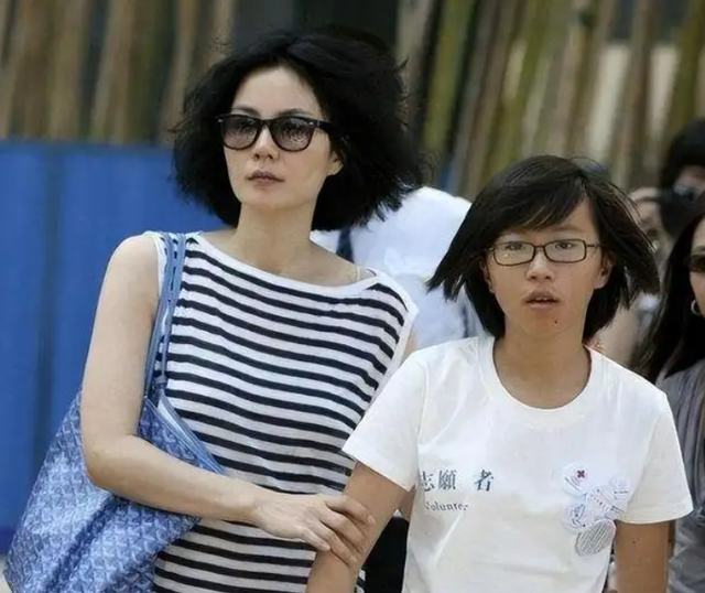王菲：两婚两离，53岁和谢霆锋只恋爱不结婚，今两个女儿成她烦恼