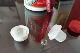 据说撬开茅台酒瓶里的珠子，可以多喝1两酒，真的吗？怎么撬开？图片