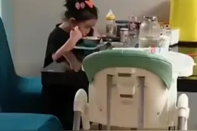 萌娃和奶奶对话，英语和方言无障碍交流图片