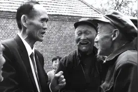 台湾老兵带妻儿回大陆探亲，原配苦等50年，相谈1小时：无话可说图片