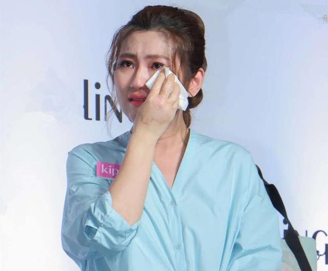 任家萱怀孕5月出席活动,情绪激动泪洒现场,烧伤13年疤痕仍明显