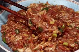 小吃店老板教我调肉馅秘方，她家馄饨天天排不上队，肉馅鲜嫩多汁图片