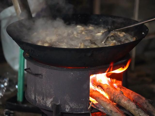 男子中缅边境旅游被邀请参加杀猪宴