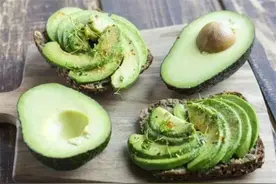 牛油果切开太生能吃吗？没熟的牛油果可以这样吃图片