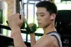 那个抖音很火的正装小哥人帅身材好，居然是身高180的山东汉子图片