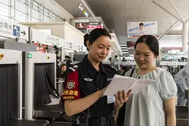 筑牢站车安全第一道防线——高铁郑州东站安检通道工作纪实图片