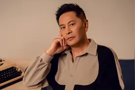 他误打误撞走上演艺路，24岁成名，39岁结婚生子后成恋家好男人图片