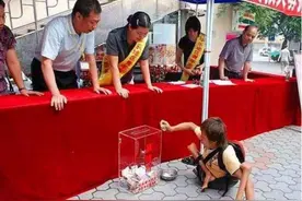 14年前，那个在汶川地震后，捐款185元的乞丐，后来过得怎么样了图片